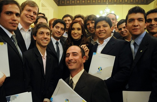 La presidenta Cristina Kirchner con becarios