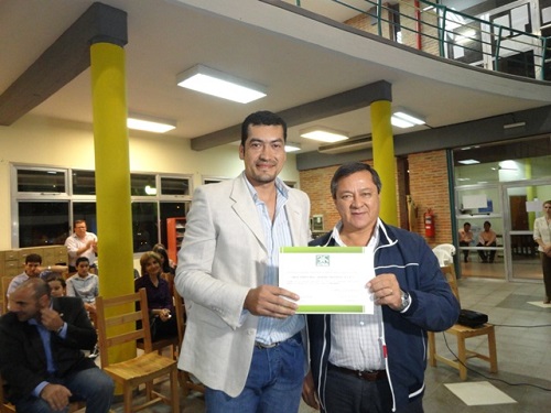 Romano entrega el certificado a Roig durante el acto