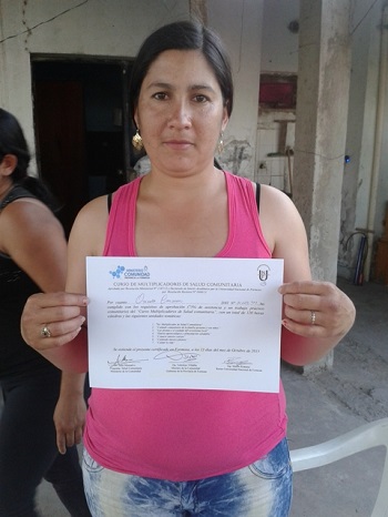 Vecina del barrio 20 de Julio con su certificado