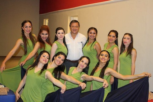 El rector Martín Romano con bailarinas de Danza Contemporánea