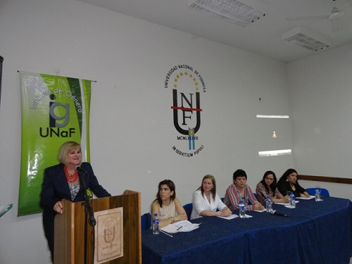 La coordinadora del IGUNF hace uso de la palabra