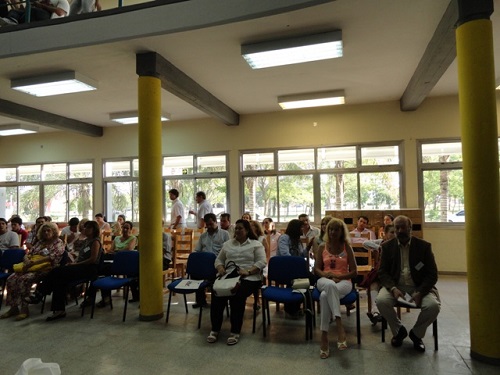 Los asambleístas en la Biblioteca Central del campus