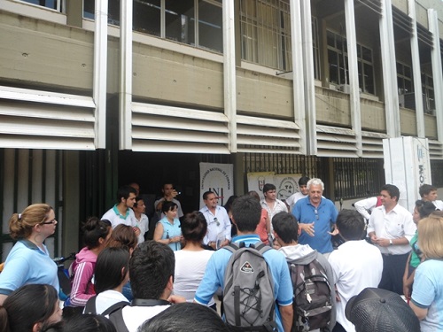 Roberto Greca, director de Ing. Forestal, habla con los jóvenes