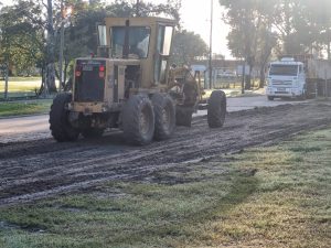 Realizan reparaciones en el estacionamiento de la calle interna del campus