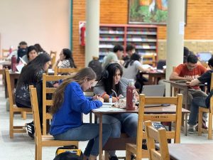 Estudiantes destacan el horario corrido de la Biblioteca Central de la UNaF