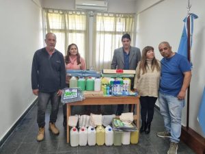 Entrega de elementos de limpieza en la Facultad de Humanidades