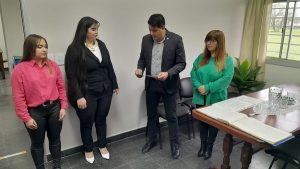 FH. El decano Olmedo entregó títulos a egresadas